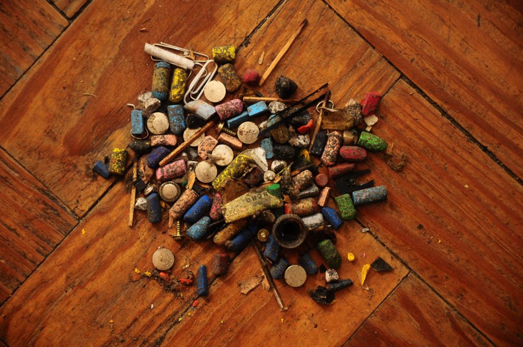 Clutter, Declutter and Black&nbsp;Holes